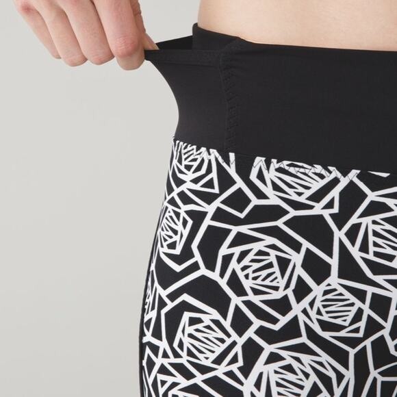 Lululemon Real Quick Crop Leggings Posey Black White Rose SZ 6 - Picture 4 of 12